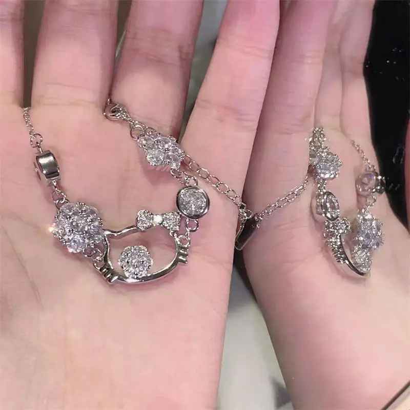 Bracelet argenté Hello Kitty – Orné de pierres fines scintillantes