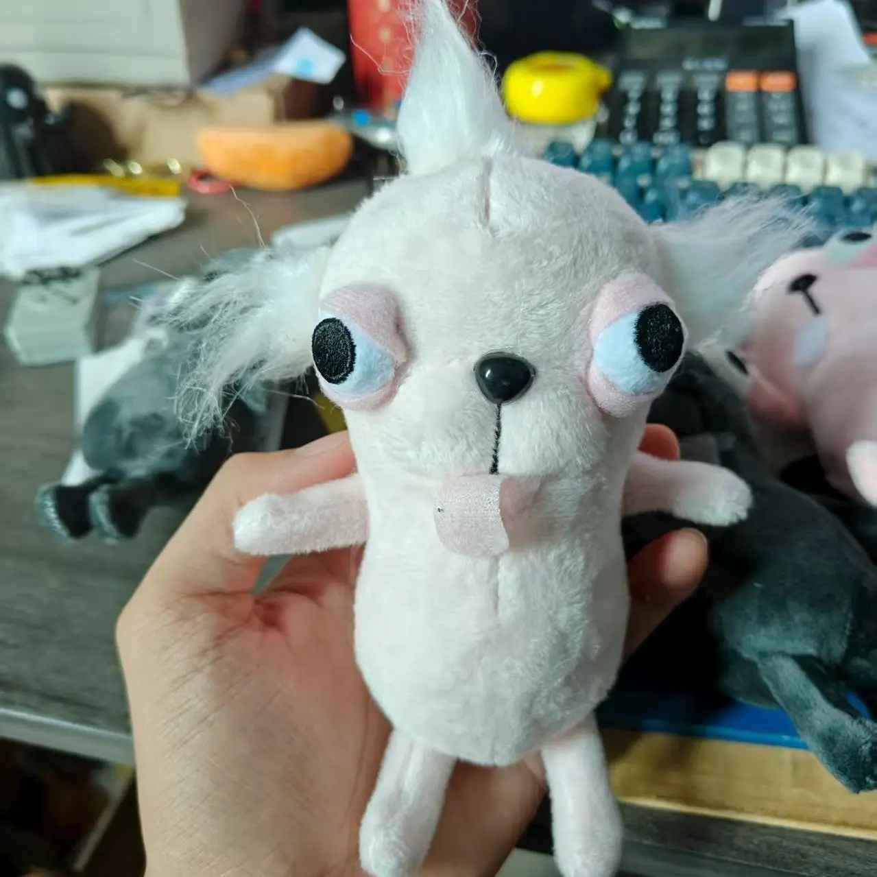 Peluche chien mignon et bizarre – Petit compagnon à emporter partout