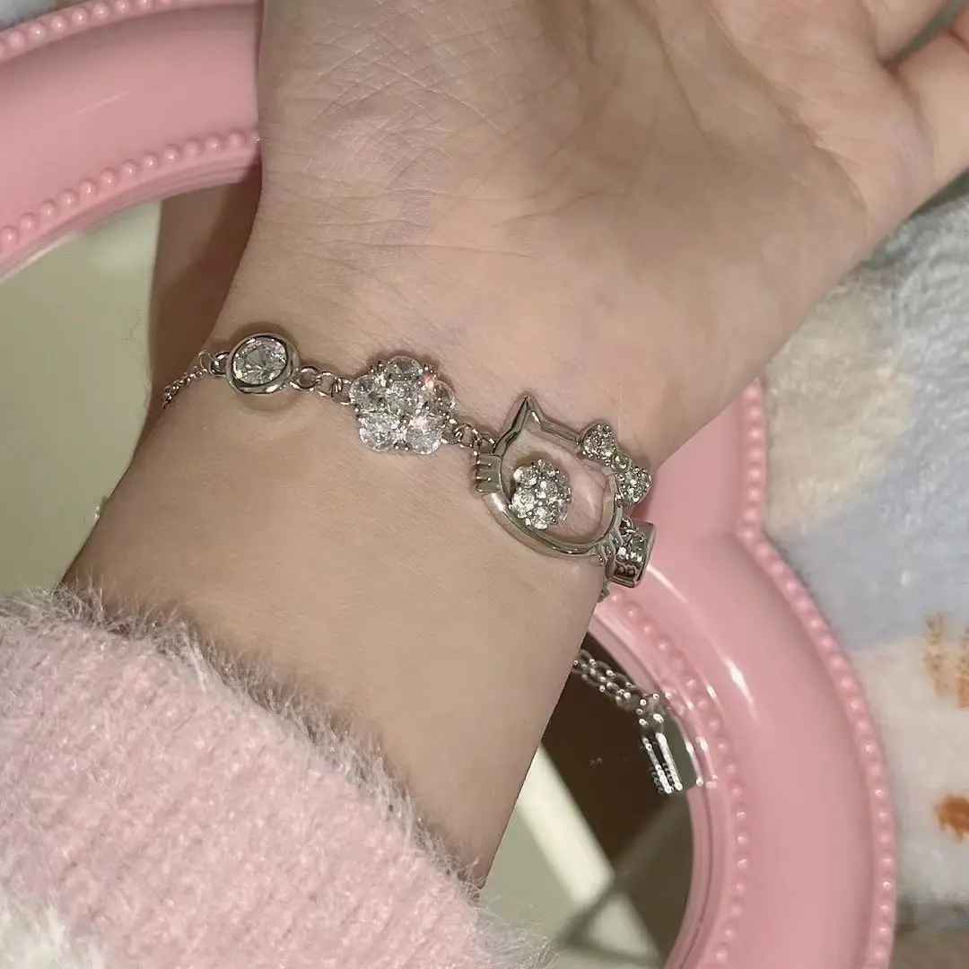 Bracelet argenté Hello Kitty – Orné de pierres fines scintillantes