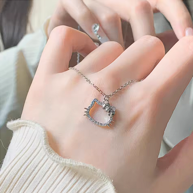 Collier Hello Kitty – Pendentif orné de pierres fines