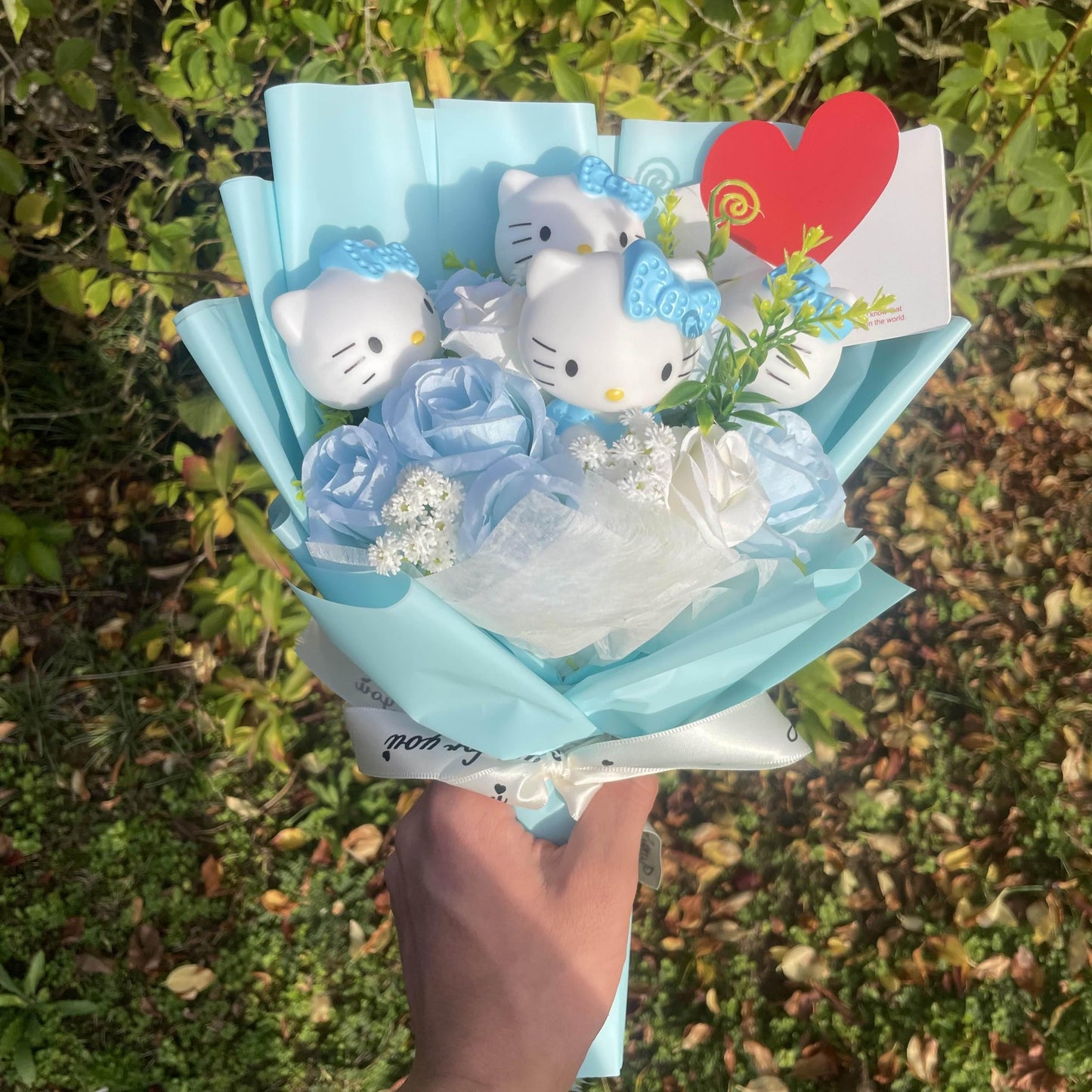 Bouquet de fleurs éternelles Hello Kitty